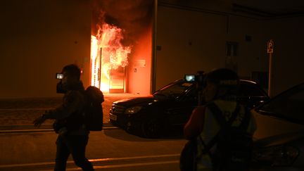 Des dizaines de personnes ont manifesté devant un bâtiment destiné à accueillir des porteurs du coronavirus,&nbsp;le 26 janvier 2020, à Hong Kong. (PHILIP FONG / AFP)