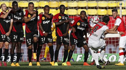 Joao Moutinho face au mur guingampais (VALERY HACHE / AFP)