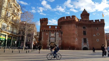 Le Castillet, monument symbole de Perpignan (Pyrénées-Orientales). (SARAH TUCHSCHERER / RADIO FRANCE)