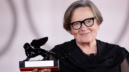 La réalisatrice polonaise Agnieszka Holland reçoit le Prix spécial du jury pour "Green Border", le 9 septembre 2023 lors de la 80e Mostra de Venise. (LAURENT HOU / HANS LUCAS / AFP)