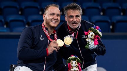 Nicolas Peifer (à gauche) et Stéphane Houdet (à droite) médaillés d'or aux Jeux paralympiques de Tokyo, le 3 septembre 2021. (PHILIP FONG / AFP)