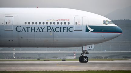 Un avion de la compagnie aérienne Cathay Pacific, le 13 mars 2019, à Hong Kong.&nbsp; (ANTHONY WALLACE / AFP)