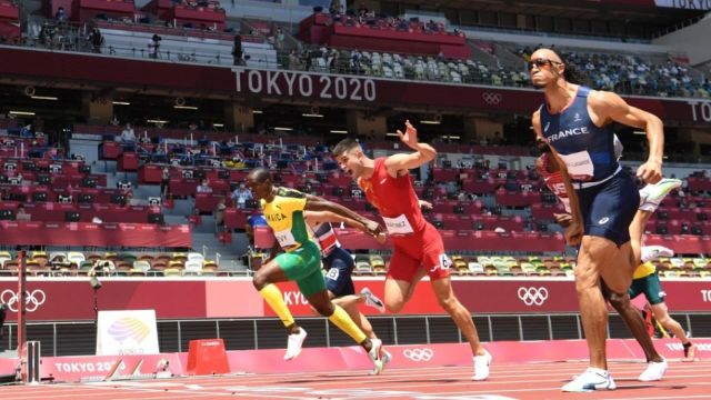 Pascal Martinot-Lagarde réalise son meilleur temps de la saison en 13'25''. Le Français termine 2e de sa série derrière le Jamaïcain Ronald Levy et file en finale du 110 m haies.