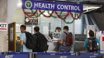 Des touristes font la queue aux contrôles sanitaires à l'aéroport à Bangkok en Thaïlande, le 5 janvier 2020. (PORNPROM SATRABHAYA / BANGKOK POST)