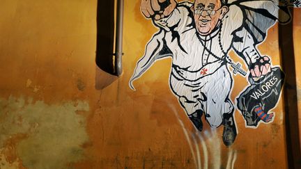 La derni&egrave;re cr&eacute;ation du "street artist" Maupal d&eacute;peint le pape Fran&ccedil;ois en Superman sur un mur du Vatican, le 28 janvier 2014. (TIZIANA FABI / AFP)