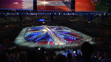 Les athl&egrave;tes de ces Jeux olympiques font ensuite leur entr&eacute;e dans le stade pour former l'Union Jack, le drapeau de la Grande-Bretagne. (SAEED KHAN / AFP)