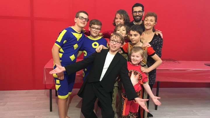 Sept enfants de l'Association petits princes participent au gala donné sous le chapiteau du cirque Phénix, le vendredi 24 novembre à Paris.&nbsp; (FARIDA NOUAR / RADIOFRANCE)