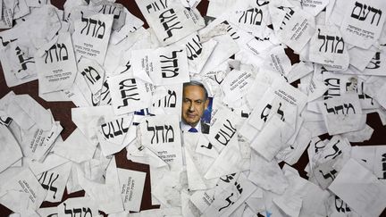 Une photographie du Premier ministre isra&eacute;lien&nbsp;Benyamin N&eacute;tanyahou tra&icirc;ne au milieu de bulletins de vote du Likoud au quartier g&eacute;n&eacute;ral du parti &agrave; Tel Aviv (Isra&euml;l), le 18 mars 2015. (AMIR COHEN / REUTERS)