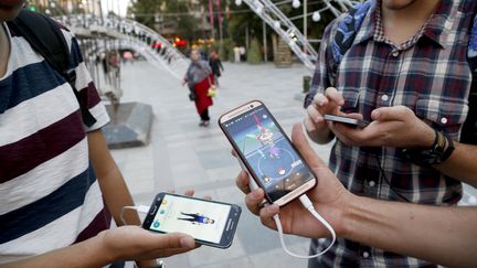 Des Iraniens jouent à Pokémon Go, à Téhéran, le 3 août 2016. (ATTA KENARE / AFP)