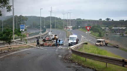 Un barrage de manifestants, à Ducos, en Nouvelle-Calédonie, le 21 mai 2024. (DELPHINE MAYEUR / AFP)