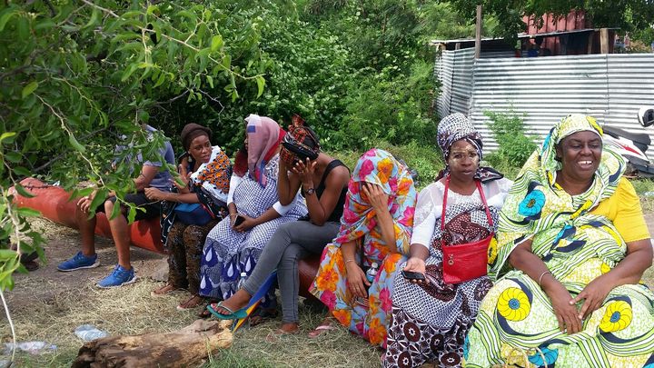 Les mères mahoraises s'inquiètent pour la sécurité de leurs enfants dans les établissements scolaires de Mayotte. (LAURENT MACCHIETTI / RADIO FRANCE)