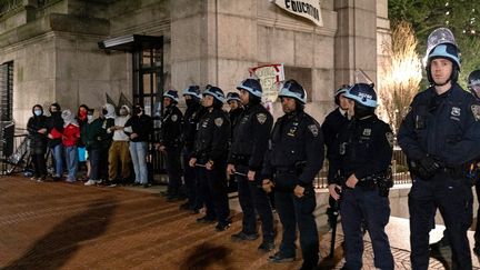 Des policiers en tenue anti-émeute sur le campus de l'université de Columbia, à New York, le 30 avril 2024. (EMILY BYRSKI / AFP)