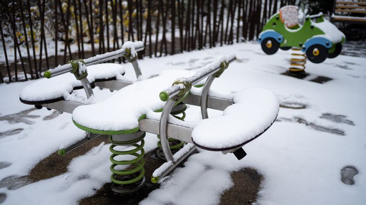 Des jeux pour enfants couverts de neige à Lyon (Rhône), le 13 décembre 2022. (NICOLAS LIPONNE / HANS LUCAS / AFP)