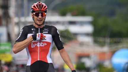 Brent Van Moer savoure sa victoire lors de la 1ère étape du Critérium du Dauphiné, le 30 mai 2021. (ALAIN JOCARD / AFP)