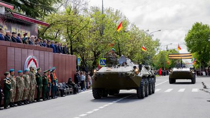 Des blindés participent à un défilé militaire pour le 77e anniversaire de la victoire sur l'Allemagne nazie pendant la Seconde Guerre mondiale, le 9 mai 2022 à Tskhinvali, dans la république autoproclamée d'Ossétie du Sud (Géorgie). (SPUTNIK / AFP)