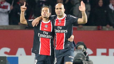 Les joueurs du PSG Nen&ecirc; et Alex se congratulent apr&egrave;s la victoire de leur club sur Marseille 2-1, le 8 avril 2012 &agrave; Paris. (KENZO TRIBOUILLARD / AFP)