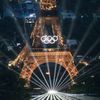 La tour Eiffel se pare de lumières, le 26 juillet 2024, lors de la cérémonie d'ouverture des Jeux olympiques de Paris. (LIONEL BONAVENTURE / AFP)