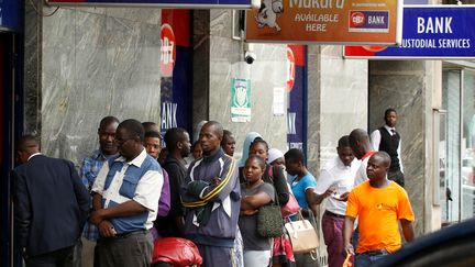 Des Zimbabwéens font la queue devant une agence bancaire à Harare, capitale du pays, le 26 février 2019. (REUTERS - PHILIMON BULAWAYO / X02381)