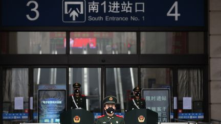 Des policiers montent la garde devant la gare de Hankou, à Wuhan, jeudi 23 janvier 2020.&nbsp; (YUAN ZHENG / FEATURECHINA / MAXPPP)