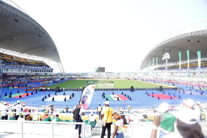 Les supporters des équipes assistent à la cérémonie d'ouverture de la Coupe d'Afrique des Nations 2017, le 14 janvier 2017, au stade de l'Amitié à Libreville, au Gabon, un des stades construits et financés par la Chine.  (OLIVIER EBANGA / ANADOLU AGENCY)