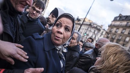 La mère de l'une des victimes de Mohamed Merah, Latifa Ibn Ziaten, pleure devant l'hôtel en l'honneur de Mireille Knoll, juive et assassinée à son domicile, à Paris, le 28 mars 2018. (YANN CASTANIER / HANS LUCAS / AFP)