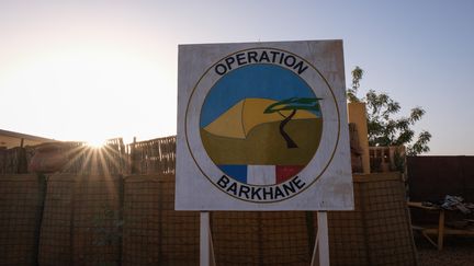 Panneau du logo de l'opération Barkhane à Gao, au Mali, en avril 2021. (FRED MARIE / HANS LUCAS)