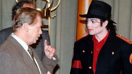 Vaclav Havel rencontre la star am&eacute;ricaine Michael Jackson &agrave; Prague, le 6 septembre 1996, &agrave; l'occasion d'une tourn&eacute;e mondiale du chanteur.&nbsp; (TOMAS TUREK / AFP PHOTO)