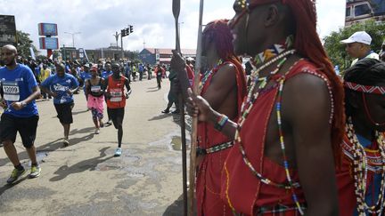 La vie semble reprendre son cours dans le pays alors que la Cour suprême a validé (le 20 novembre) la réélection d’Uhuru Kenyatta. Ce dernier doit prêter serment le 29 novembre lors d’une cérémonie censée marquer l'épilogue d’un incroyable… marathon électoral avec de multiples rebondissements. Ce qui ne mettra pour autant pas forcément un terme à une crise politique qui a fait des dizaines de morts. Et a rappelé au pays ses profondes fractures ethniques, géographiques et sociales. «Que chaque pas nous rapproche les uns des autres», proclame la devise de l’épreuve sportive. Ce 26 novembre, comme si de rien n’était, les habitants de Nairobi, la capitale, ont pu venir encourager les marathoniens, en présence de valeureux guerriers massaïs, cette population d’éleveurs qui peuple le centre et le sud-ouest du Kenya, ainsi que le nord de la Tanzanie. De là à réconcilier les Kényans…  (SIMON MAINA / AFP )