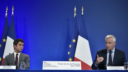 Gabriel Attal, ministre de l'Action et des Comptes publics avec&nbsp;Bruno Le Maire, ministre de l'Economie et des Finances.&nbsp; (STEPHANE DE SAKUTIN / AFP)