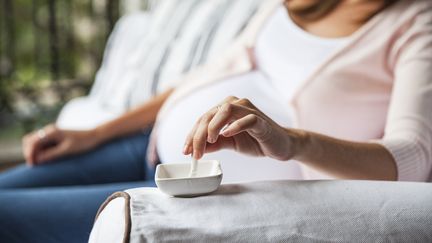 Une femme enceinte écrase sa cigarette, le 23 février 2017.&nbsp; (SIGRID OLSSON / ALTOPRESS / AFP)