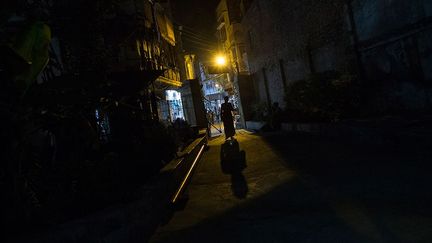 située dans une ruelle, est coincée entre deux magasins vendant des équipements audio. C’est l’une des dernières de ce type dans la ville. Car Bénarès comme le reste de l’Inde se modernise. Les prometteurs préfèrent construire pour les touristes.
 
 (REUTERS / Danish Siddiqui)