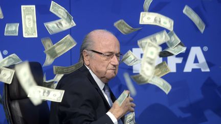 L'ancien président de la Fifa, Sepp Blatter, victime d'un artiste britannique, le 20 juillet 2015 à Zurich (Suisse). (ENNIO LEANZA / AP / SIPA)