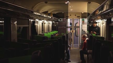 La ligne de train historique entre Paris et Aurillac, supprimée il y a vingt ans, a repris du service dans la soirée du dimanche 10 décembre. Une autre ligne de train de nuit est également relancée entre Paris et Berlin. (France 2)