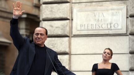 Silvio Berlusconi salue ses soutiens devant sa r&eacute;sidence &agrave; Rome (Italie), le 4 ao&ucirc;t 2013. (ALESSANDRO BIANCHI / REUTERS)