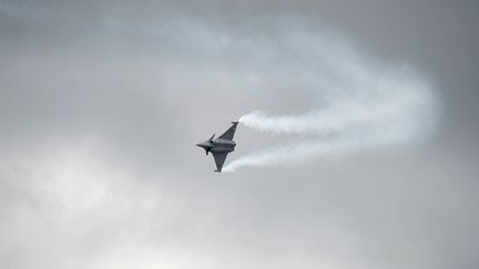 Un Rafale en démonstration dans le ciel du Bourget (Seine-Saint-Denis) le 21 juin 2015 lors du salon international aéronautique. (ERIC PIERMONT / AFP)