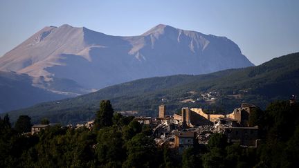 La ville d'Amatrice est située dans une zone montagneuse. Après le premier tremblement de terre, trois autres séismes ont frappé la région, les&nbsp;26 et 30 octobre puis le 18 janvier. (FILIPPO MONTEFORTE / AFP)