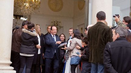 François Hollande  accueille et salue des visiteurs à l'Élysée, samedi 14 septembre 2013
 (Lionel Bonaventure / AFP)