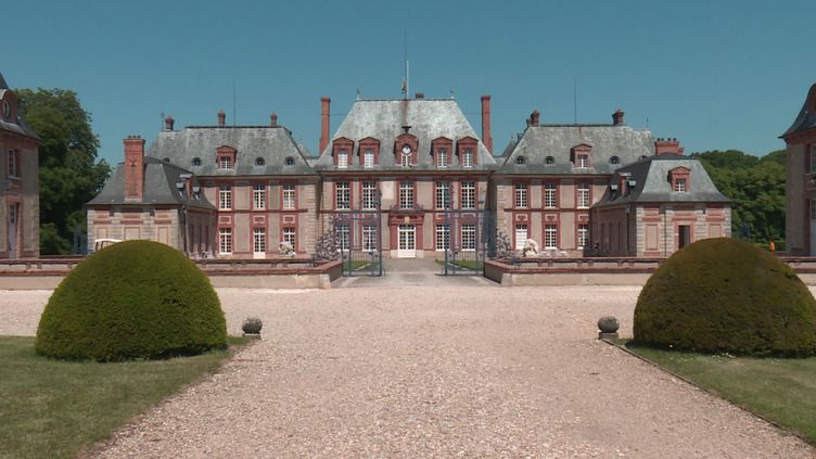 Déconfinement : Dans Les Yvelines, Le Château De Breteuil A Accueilli ...