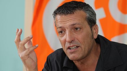 Le syndicaliste Edouard Martin r&eacute;pond aux questions des journalistes, le 25 juin 2013 &agrave; Florange (Moselle).&nbsp; (MAXPPP)