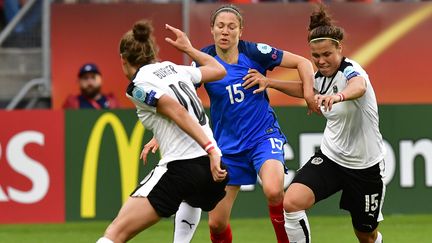 Elise Bussaglia à la peine face aux joueuses autrichiennes, samedi 22 juillet 2017 à Utrecht, dans le deuxième match du groupe C de l'Euro de football féminin. (TOBIAS SCHWARZ / AFP)