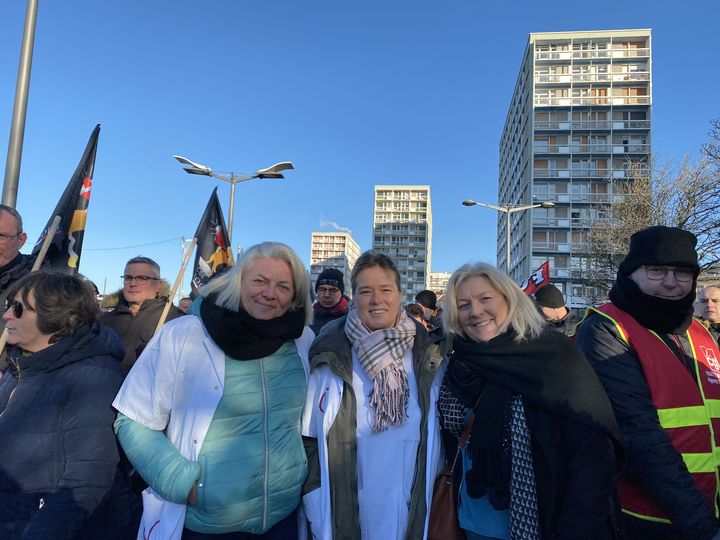 Sonia, Christèle et Séverine, aides-soignantes à Boulogne-sur-Mer (Pas-de-Calais) dans la manifestation contre la réforme des retraites, le 7 février 2023. (RAPHAEL GODET / FRANCEINFO)