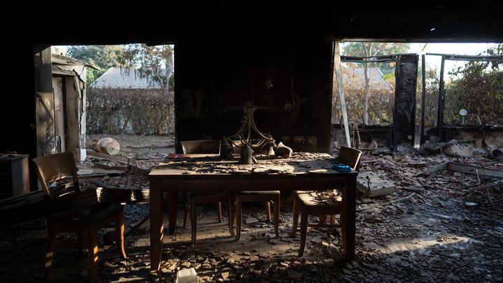 Une maison détruite lors de l'attaque du kibboutz de Be'eri (Israël) par des assaillants du Hamas, le 25 octobre 2023. (DIMA VAZINOVICH / MIDDLE EAST IMAGES)