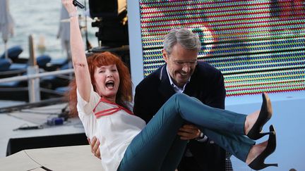 Lambert Wilson (D) et Sabine Az&eacute;ma ont jou&eacute; les troubles-f&ecirc;te&nbsp;sur le plateau du "Grand Journal" de Canal+. (LOIC VENANCE / AFP)