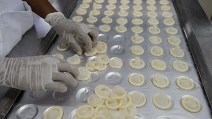 Des préservatifs sont fabriqués dans l'usine Natex de Xapuri (Brésil), le 7 octobre 2014. (YASUYOSHI CHIBA / AFP)