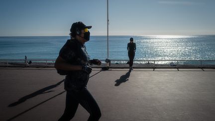 Le gouvernement a annoncé la fin de la limite des 10km pour les déplacements au 3 mai 2021. Photo d'illustration de la Promenade des Anglais à Nice, durant le confinement. (ARIE BOTBOL / HANS LUCAS / HANS LUCAS VIA AFP)