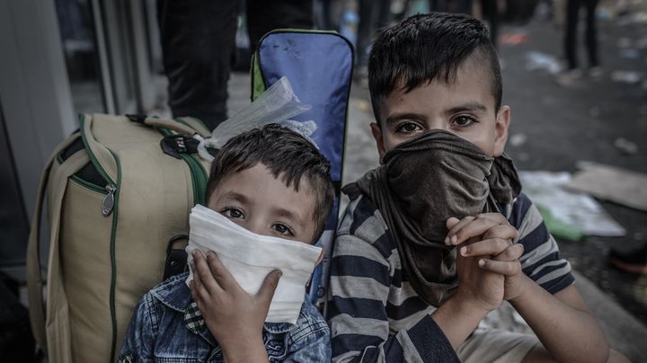 Des enfants portent se prot&egrave;gent le visage avec des serviettes en Hongrie le 16 septembre 2015. (ARTUR WIDAK / NURPHOTO)