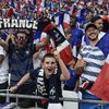 Des supporters de l'équipe de France assistent au match amical contre&nbsp;les Etats-Unis, à Lyon (Rhône) le 9 juin&nbsp;2018. (PHILIPPE DESMAZES / AFP)