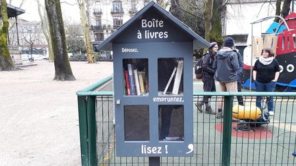 Une boîte à livres installée dans les rues de Besançon (Doubs). (ANNE FAUVARQUE / RADIO FRANCE)