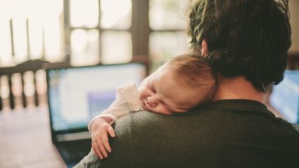 L'Union européenne souhaite inciter davantage de pères à prendre leur congé parental. (SALLY ANSCOMBE / GETTY IMAGES)