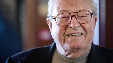 Jean-Marie Le Pen, pr&eacute;sident d'honneur du Front national, &agrave; Aubigny (Vend&eacute;e), le 17 janvier 2015. (JEAN-SEBASTIEN EVRARD / AFP)